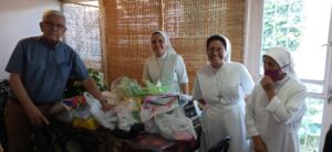 Donaciones de útiles escolares a hermanas Salesias 2