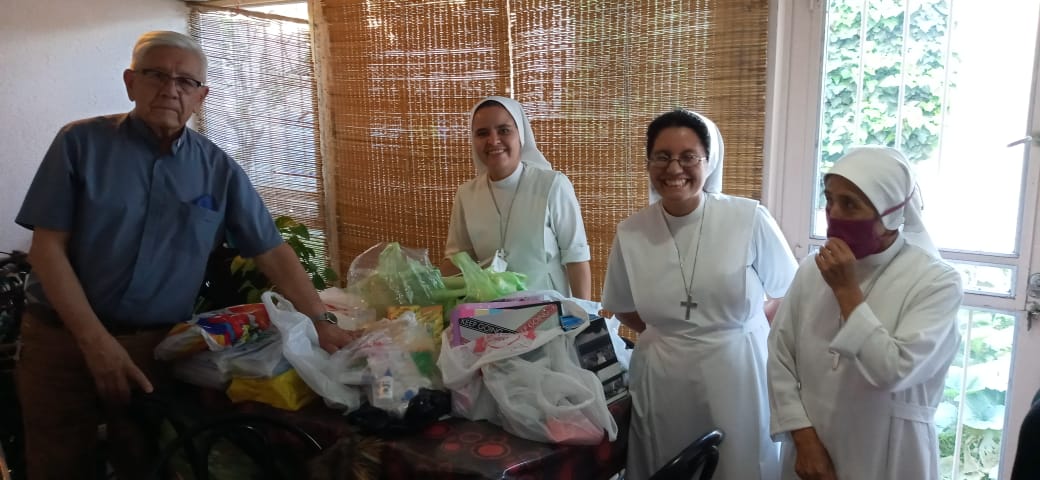 Donaciones de útiles escolares a hermanas Salesias 1
